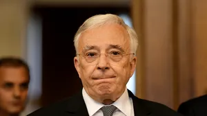 COMENTARIU Marius Oprea: Klaus şi Manole, în lupta pentru ”merele de aur”