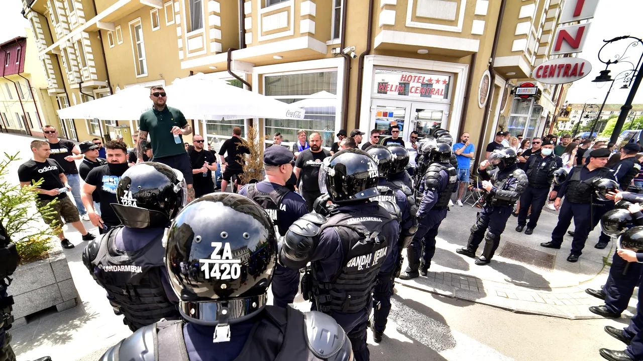 Scandal cu suporteri pe o stradă din Craiova. Trei persoane au fost agresate