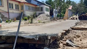 FOTO: Copil de 14 ani, prins sub dărâmăturile unui perete. A ajuns la spital cu răni multiple