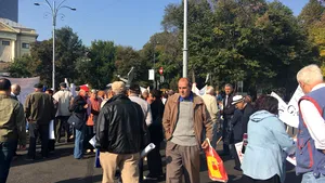 Peste 100 de pensionari protestează în Piaţa Victoriei. Vor pensiile majorate cu 45% | VIDEO