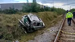 Autoturism lovit de tren într-o localitate din Suceava. O persoană a rămas blocată în vehicul