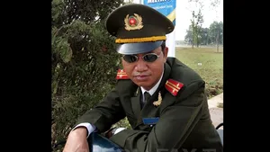 Poliţiştii din Vietnam nu mai au voie să poarte ochelari negri, să fumeze şi să stea la taclale