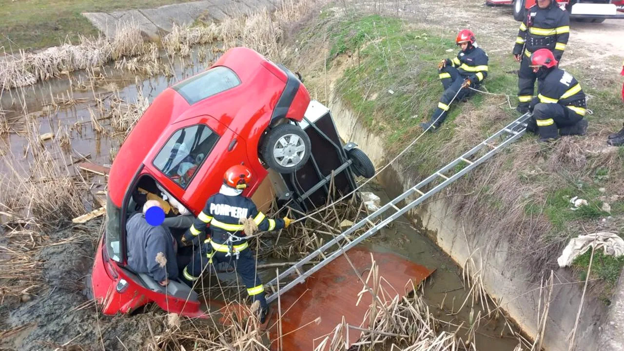 Un bărbat s-a prăbușit cu mașina într-un canal lângă barajul Slăvitești, din Vâlcea