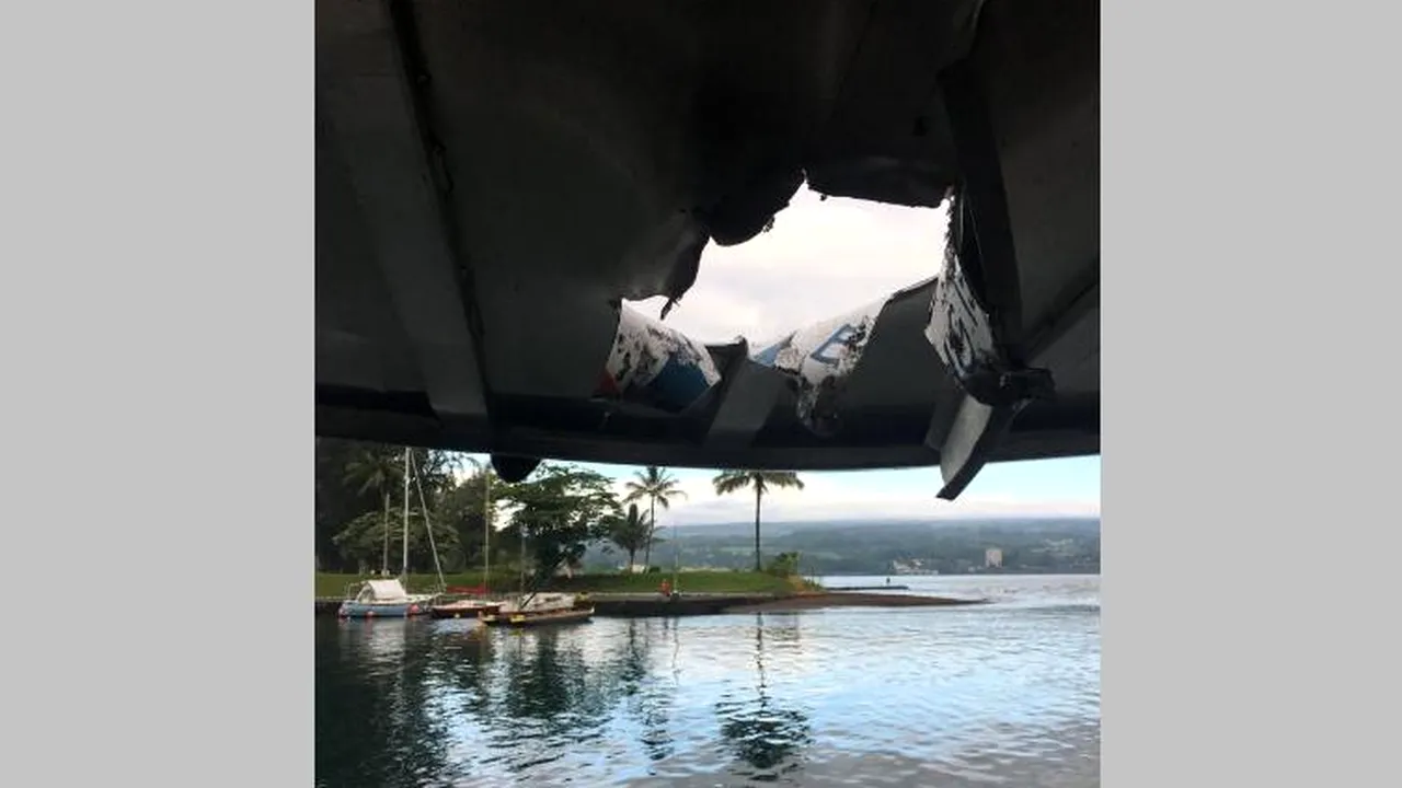 Zeci de persoane au fost rănite după ce o „bombă” de lavă fierbinte a lovit o ambarcaţiune în Hawaii