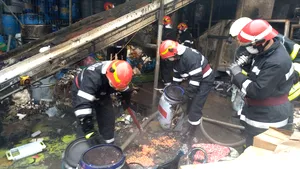 Incendiu la o hală, lângă groapa de gunoi Rudeni din Ilfov. În interior sunt substanţe inflamabile | FOTO