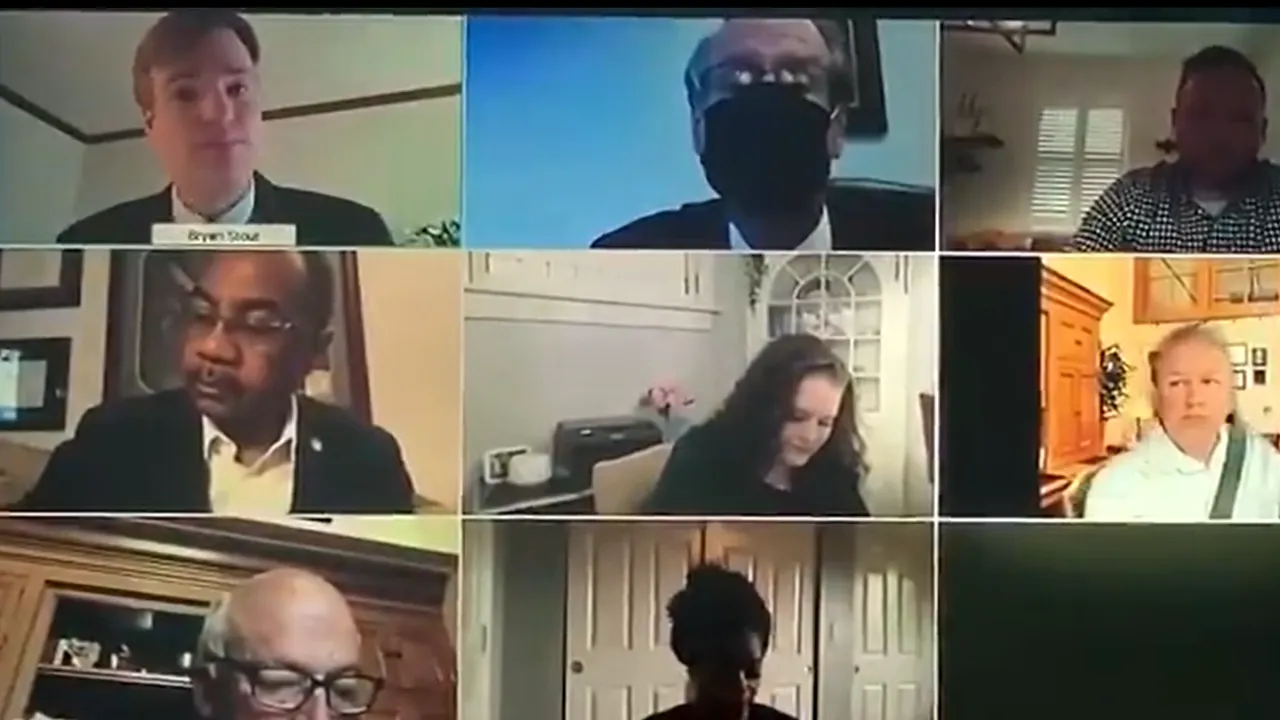 Gafă surprinsă LIVE, în timpul unei conferinţe pe Zoom. Un senator a încercat fără succes să-şi ascundă fapta
