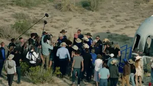 Jeff Bezos s-a întors pe pământ, după călătoria în spaţiu. New Shepard a aterizat cu bine