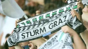 Un arbitru asistent al unei partide din Europa League a fost lovit cu un obiect aruncat de fani