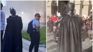 VIDEO VIRAL: Batman se alătură protestelor din Philadelphia, în uralele manifestanţilor
