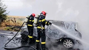 O mașină a luat foc pe DN5. De vină ar fi fost un scurtcircuit