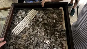 Monede ce au fost aruncate peste sângele revoluţionarilor din 1989, sfinţite în Pasajul Universităţii | FOTO, VIDEO