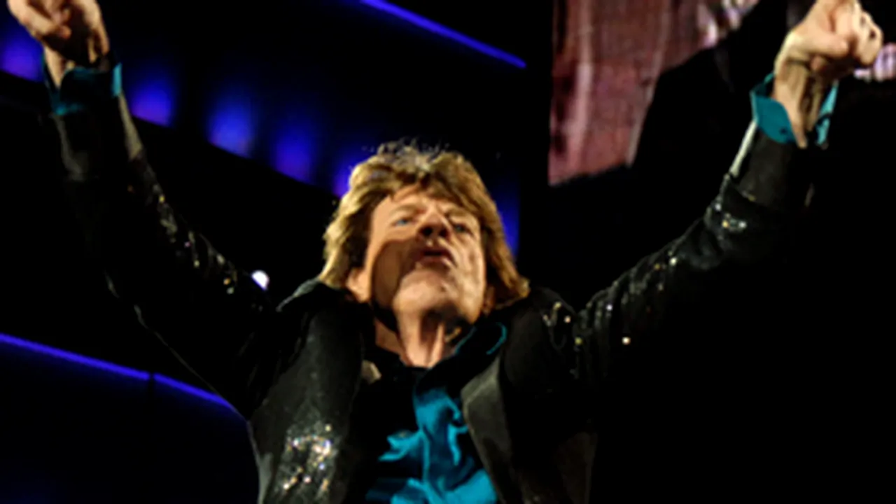 Fanii stau deja la coadă să intre pe stadion, la concertul Rolling Stones