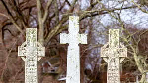 Acuzaţii grave în Vrancea: Un preot ar fi ţinut două persoane decedate într-o magazie de lemne a bisericii: „Pe săraci îi bagă în magazie, pe bogaţi în cameră”