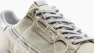 Concept INEDIT lansat de Adidas în colaborare cu un cunoscut actor. Cât costă încălţămintea cu ”defecte vizibile” 