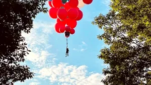 David Blaine va zbura „atârnat“ de baloane în prima cascadorie din ultimii 10 ani. Când şi unde poţi vedea live momentul
