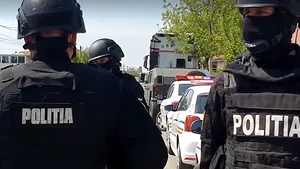 VIDEO Logodnă cu zeci de persoane “stricată” de mascaţi şi militari