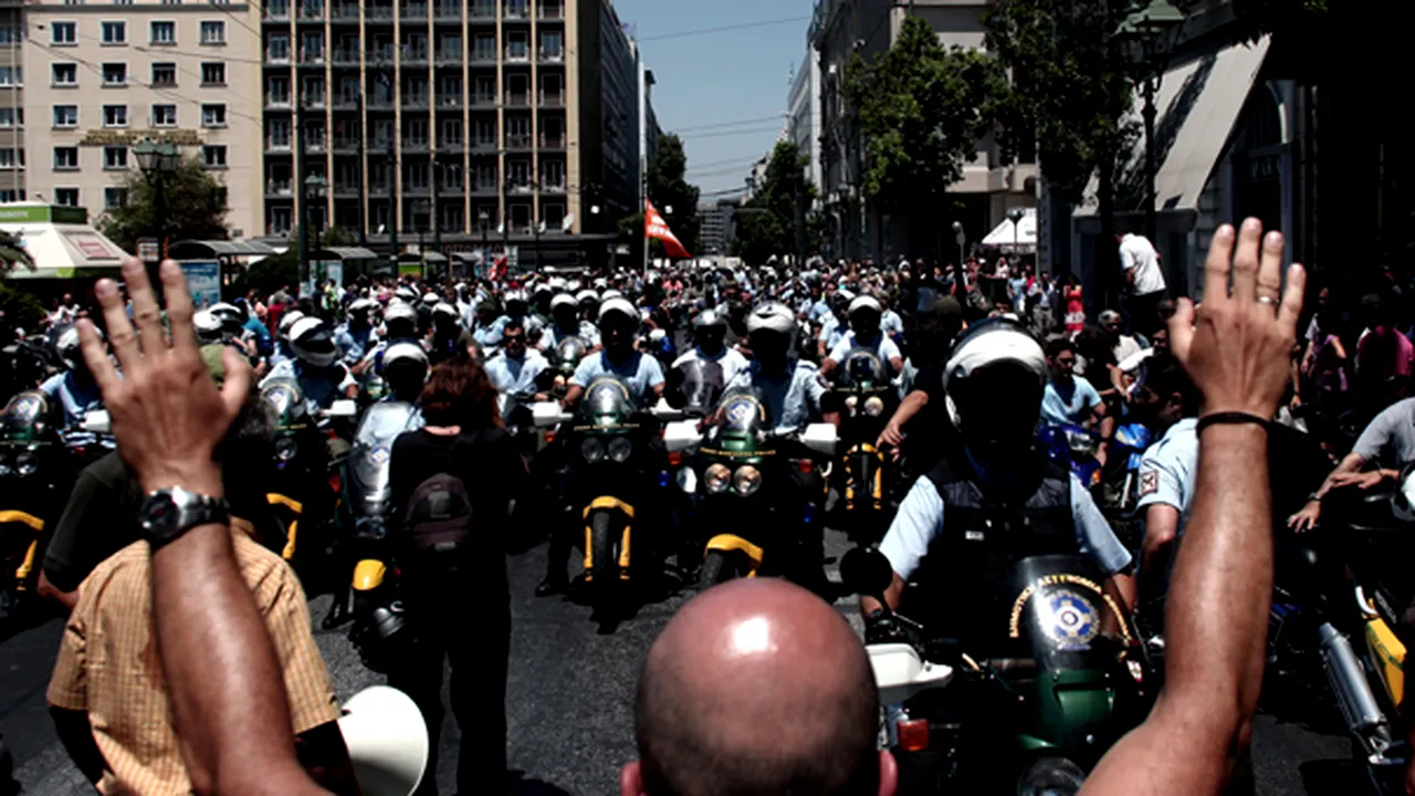VIOLENŢE în GRECIA: Confruntări între poliţie şi protestatari au avut loc în mai multe oraşe