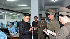 Coreea de Nord va avea propriul smartphone. Imagini cu vizita lui Kim Jong-un în fabrica de producţie - FOTO