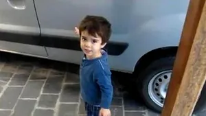 Cum îţi poţi „păcăli” copilul să asculte de tine cu ajutorul psihologiei inverse - VIDEO