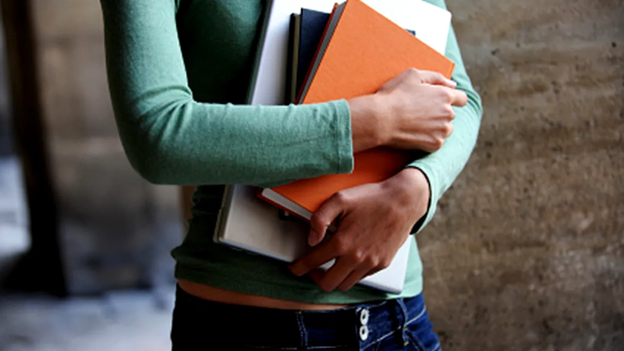 Imagini ŞOCANTE. O adolescentă din Ploieşti a fost bătută şi umilită în plină stradă. Agresoarele o pun în genunchi şi o stropesc cu apă. Filmarea a ajuns la poliţie