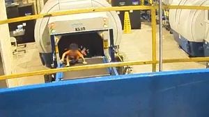 Momentul în care un copil nesupravegheat se urcă pe banda de bagaje a unui aeroport/ Micuţul a fost rănit | VIDEO