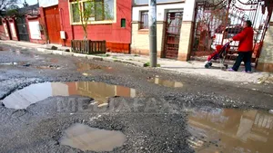 INEDIT: Salvat de la moarte de o groapă din şosea. Vezi ce s-a întâmplat