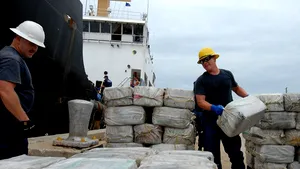 Şapte tone de cocaină, confiscate de Paza de Coastă americană la bordul unui submarin - FOTO