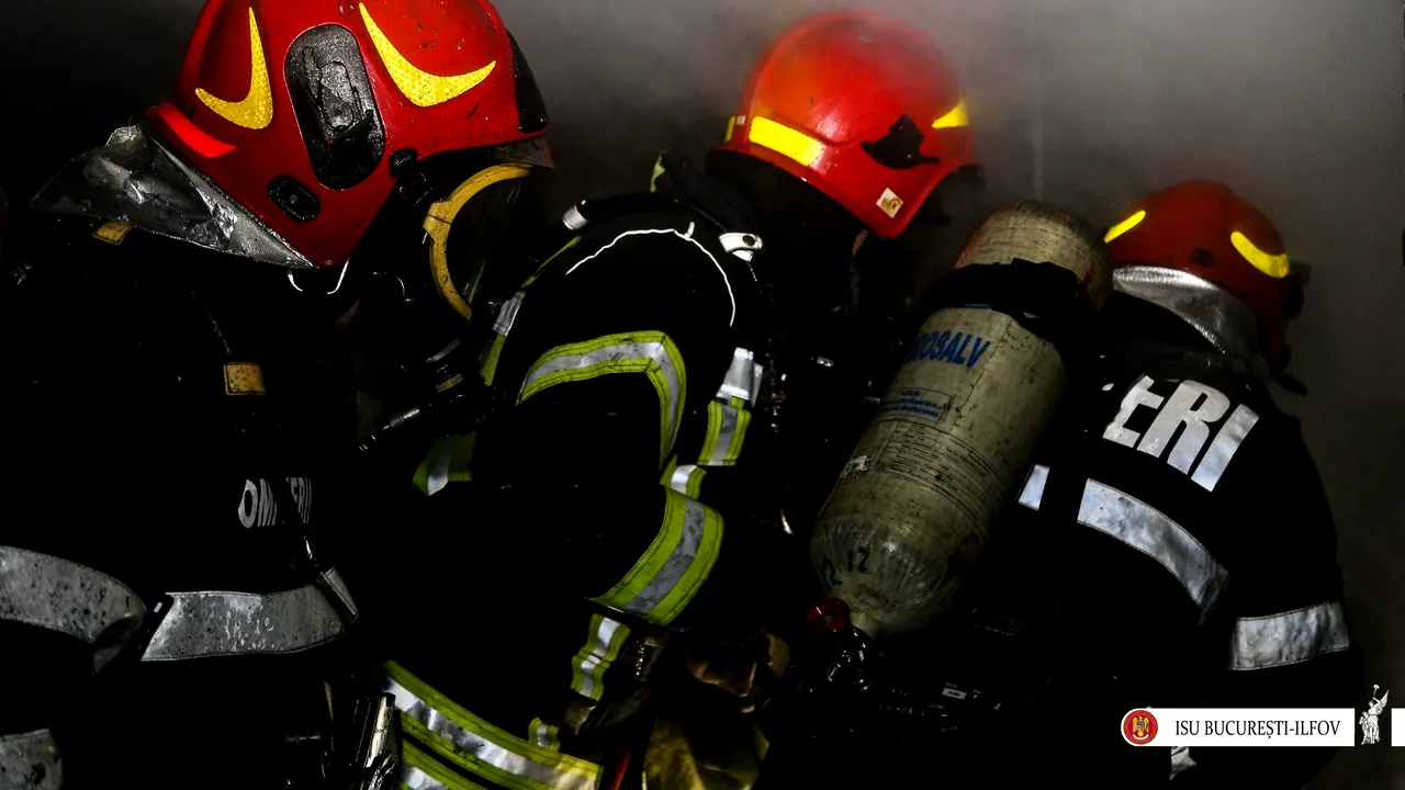 Un om al străzii a murit, iar un altul a fost rănit într-un incendiu izbucnit la vagoane dezafectate, în Timiş 