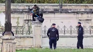 Stegarul dac nu se lasă: s-a urcat pe gardul Palatului Parlamentului