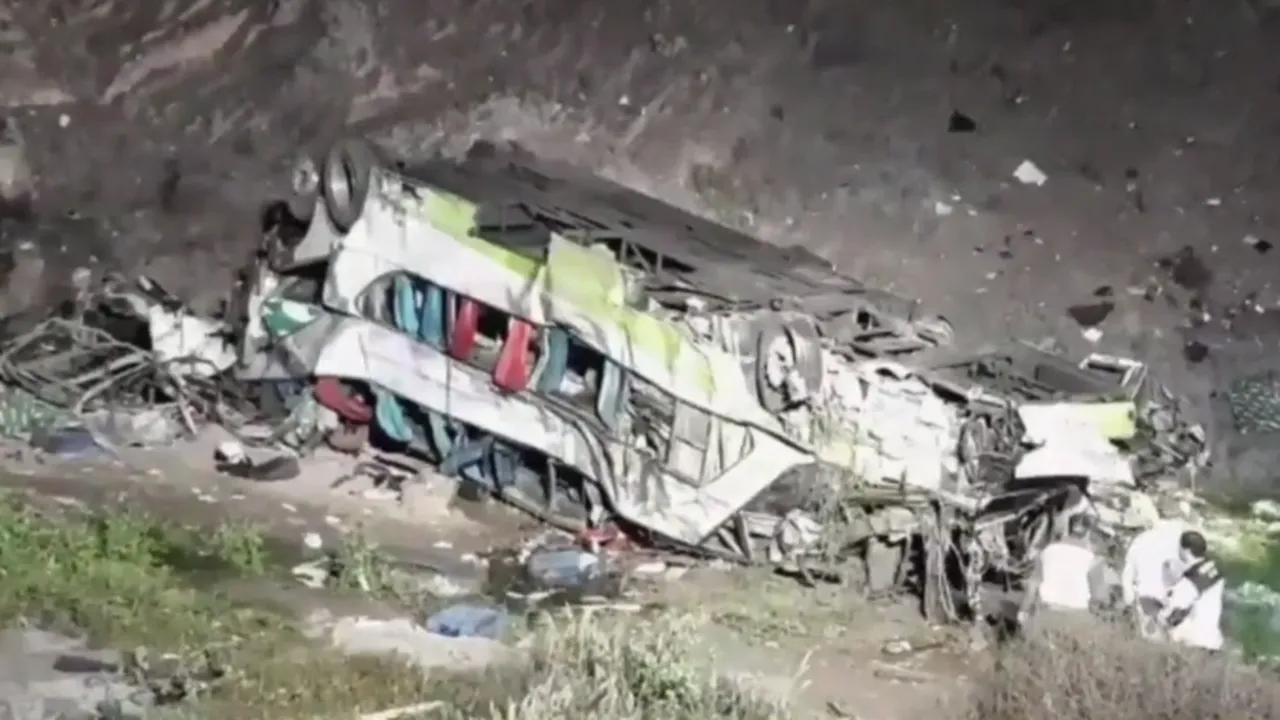 Cel puţin 15 morţi după ce un autobuz s-a prăbuşit într-o prăpastie din Chile - VIDEO