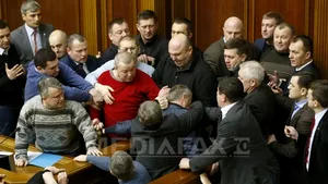CRIZA DIN UCRAINA: Bătaie în Parlamentul de la Kiev între deputaţii puterii şi cei ai opoziţiei - FOTO