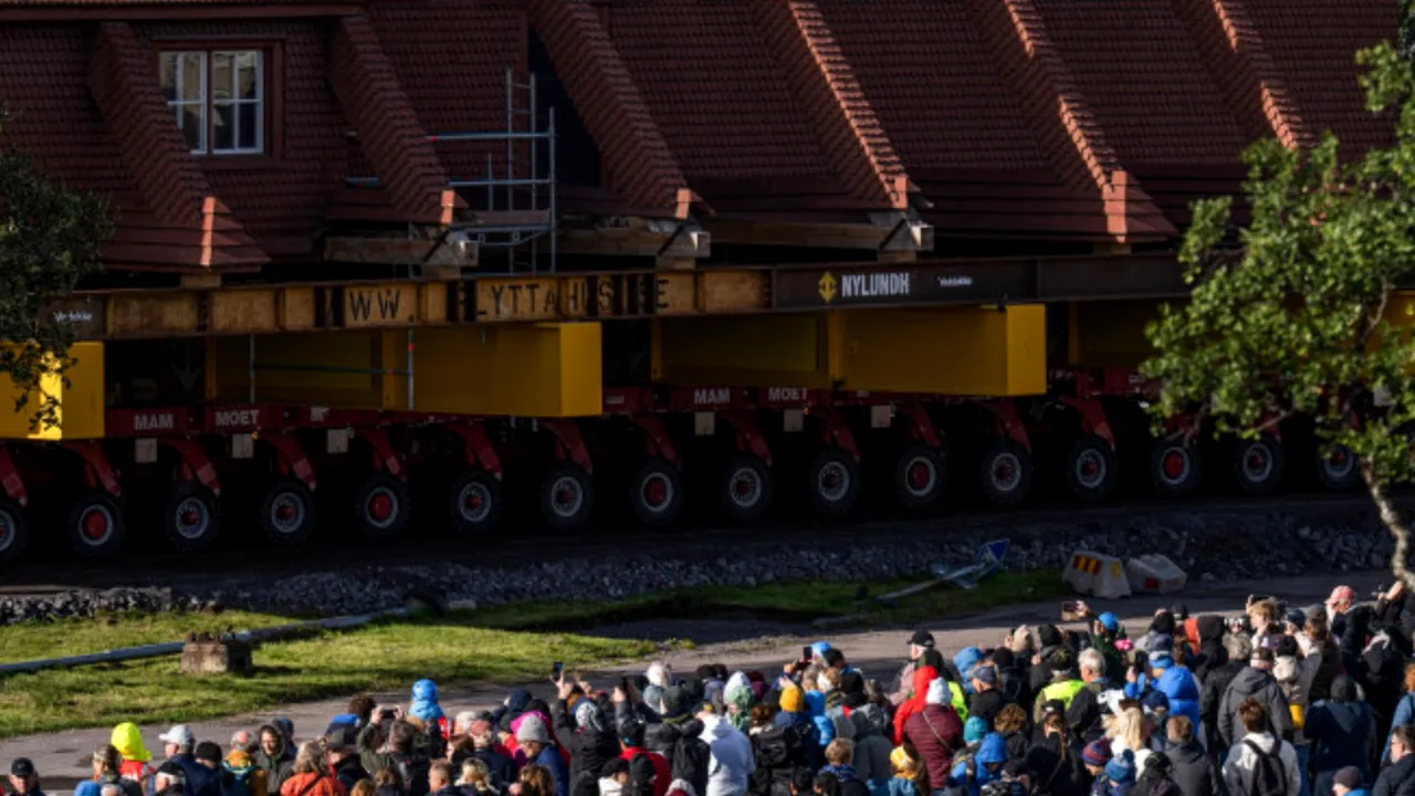 Un oraș din Europa este mutat casă cu casă la câtiva km distanță. Biserica trasportată pe trailere specializate