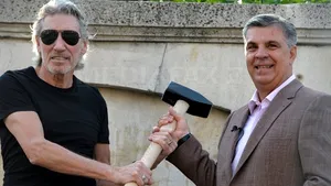 Valeriu Zgonea s-a întâlnit cu Roger Waters. Cei doi au lovit simbolic, cu un ciocan, zidul Parlamentului:  