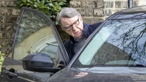 Mandelson acuză poliția că l-a arestat pe baza unor acuzații „nefondate” că ar fi intenționat să fugă din țară