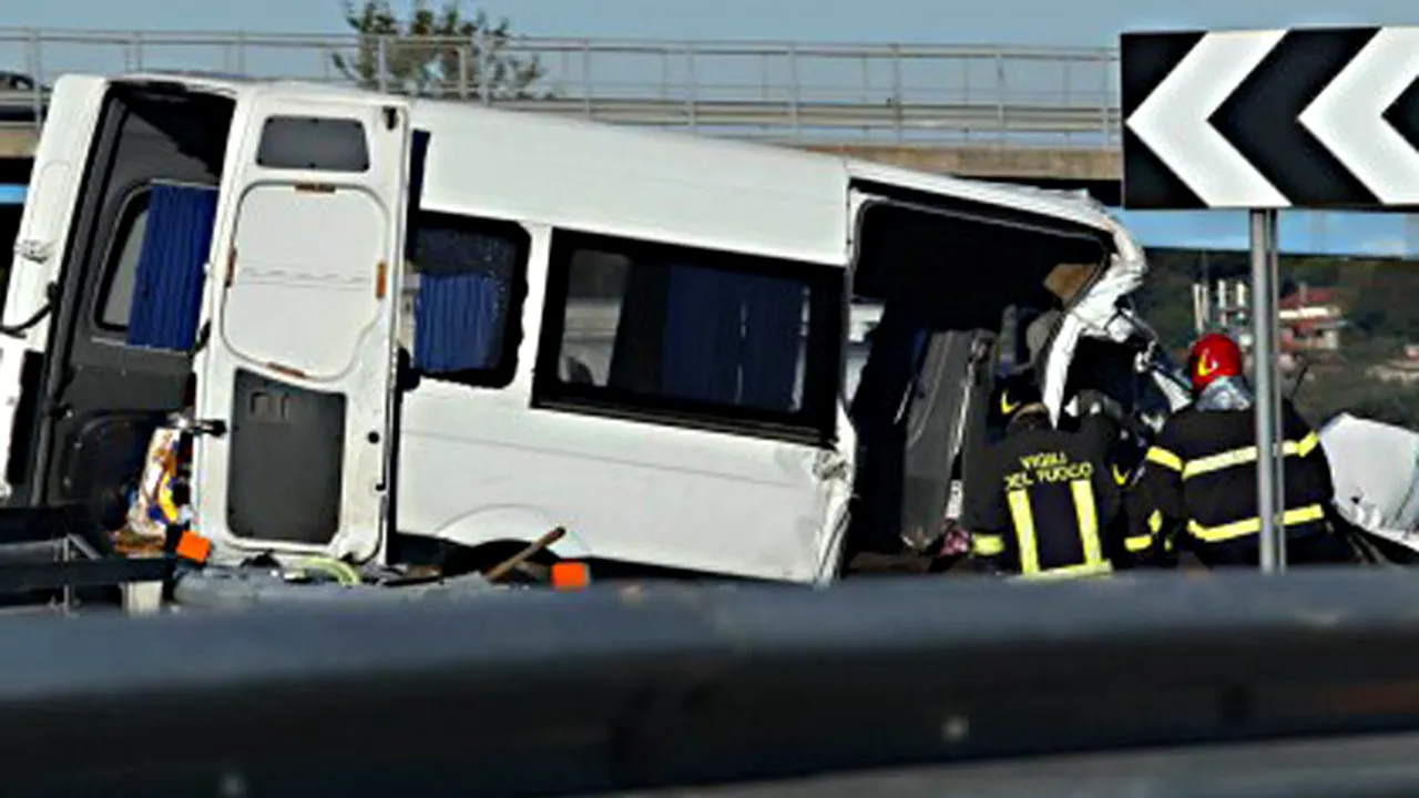 Accidentul din Italia: Şoferul unuia dintre microbuze, tatăl unui fotbalist român care joacă în Anglia