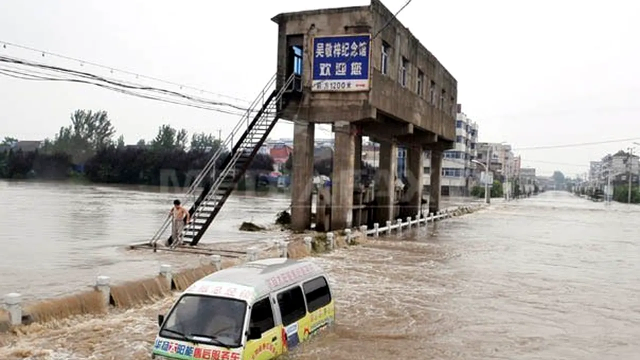 Peste 2.100 de morţi sau dispăruţi în China, în urma inundaţiilor