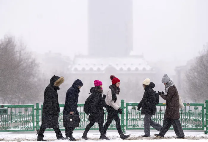 METEO Vin ninsorile: meteorologii anunță unde va fi zăpadă de Crăciun. Jumătate de țară sub cod galben