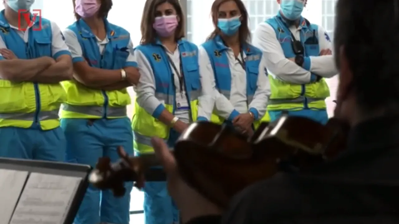 Vaccinare pe note muzicale în Madrid. Asistenţii medicali au primit o surpriză de ziua lor