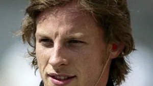 Pilotul Jenson Button concurează în competiţii de triatlon