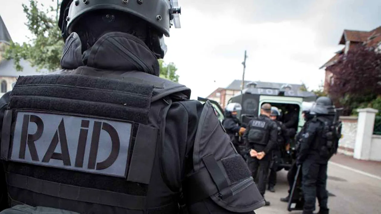 UPDATE Luarea de ostatici de la o închisoare din vestul Franţei s-a încheiat. Două persoane, un deţinut şi un supraveghetor, au fost ameninţate cu un cuţit de un alt deţinut