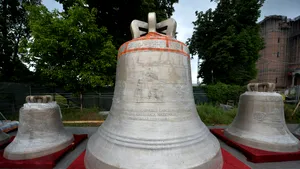 FOTO| Cum arată CLOPOTUL Catedralei Mântuirii Neamului, unul dintre cele mai mari din Europa. Gravura care a stârnit controverse