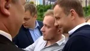 Preşedintele ales al Poloniei Andrzej Duda a împărţit cafea la o staţie de metrou din Varşovia - VIDEO