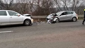 Sibiu: Şase persoane, între care 3 copii, rănite într-un accident din cauza unei depăşiri riscante