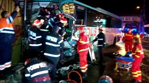 ACCIDENT. Două autobuze cu muncitori de la Dacia s-au ciocnit, la Piteşti/ UPDATE: 15 persoane se află la spital / Unul dintre şoferi este în comă - FOTO