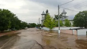 O sută de oameni, evacuaţi după o viitură formată pe un pârâu / ISU intervine în zonele afectate | VIDEO