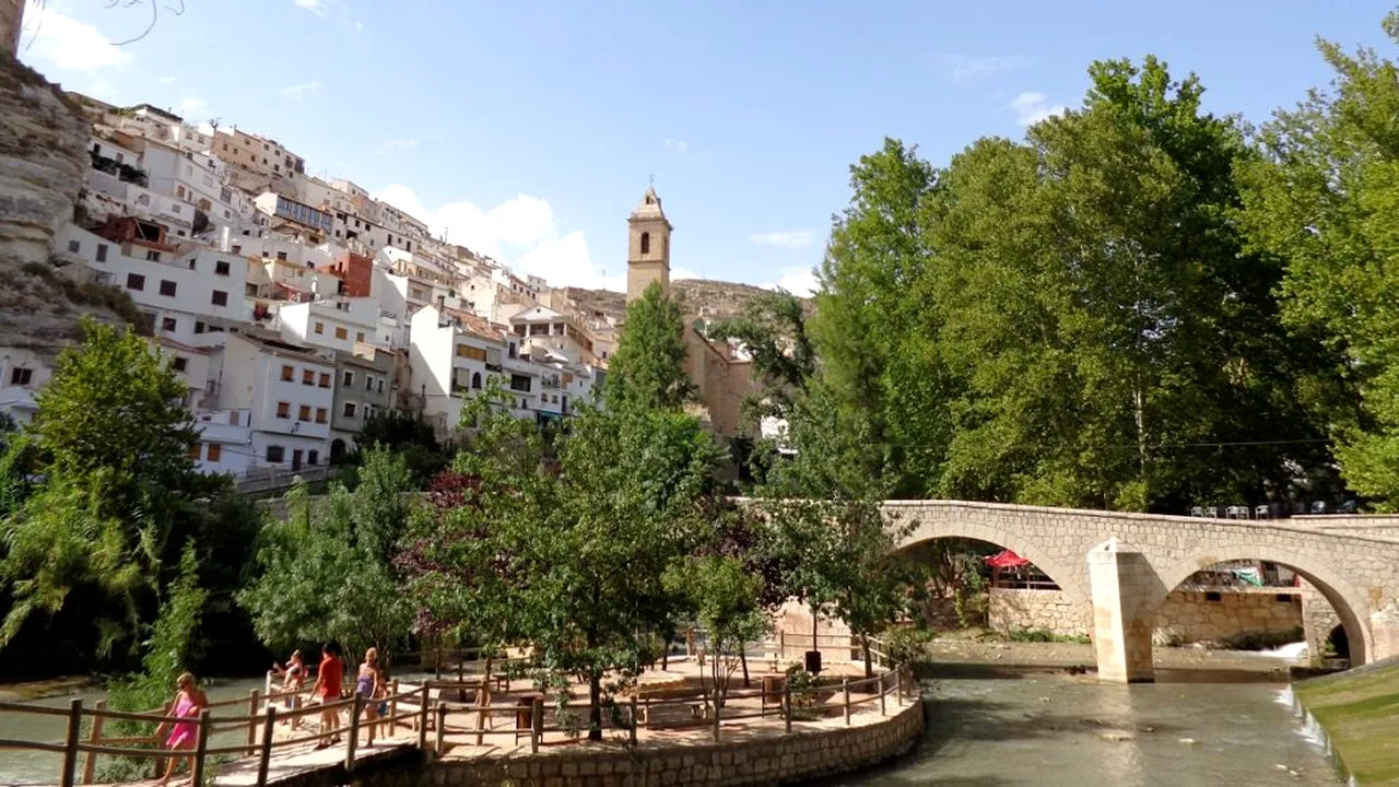 Satul spectaculos din Spania, unde turiștii găsesc un castel vechi de opt secole și „Peștera Diavolului”