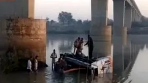 Cel puţin 33 de morţi şi 20 de răniţi după ce un autocar a căzut într-un râu din Rajasthan 