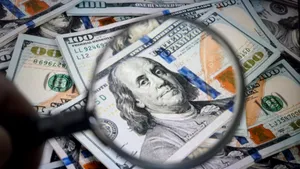 Dolarul rămâne stabil în timp ce traderii așteaptă datele privind inflația din SUA și reuniunea BCE