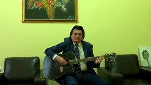 Primarul Nicolae Robu, încă un cântec. Edilul Timişoarei şi-a postat melodia, compozie proprie, pe Facebook | VIDEO