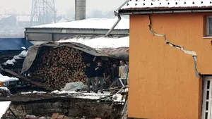 Surparea de teren produsă la Ocna Mureş s-a stabilizat, dar nu s-a oprit